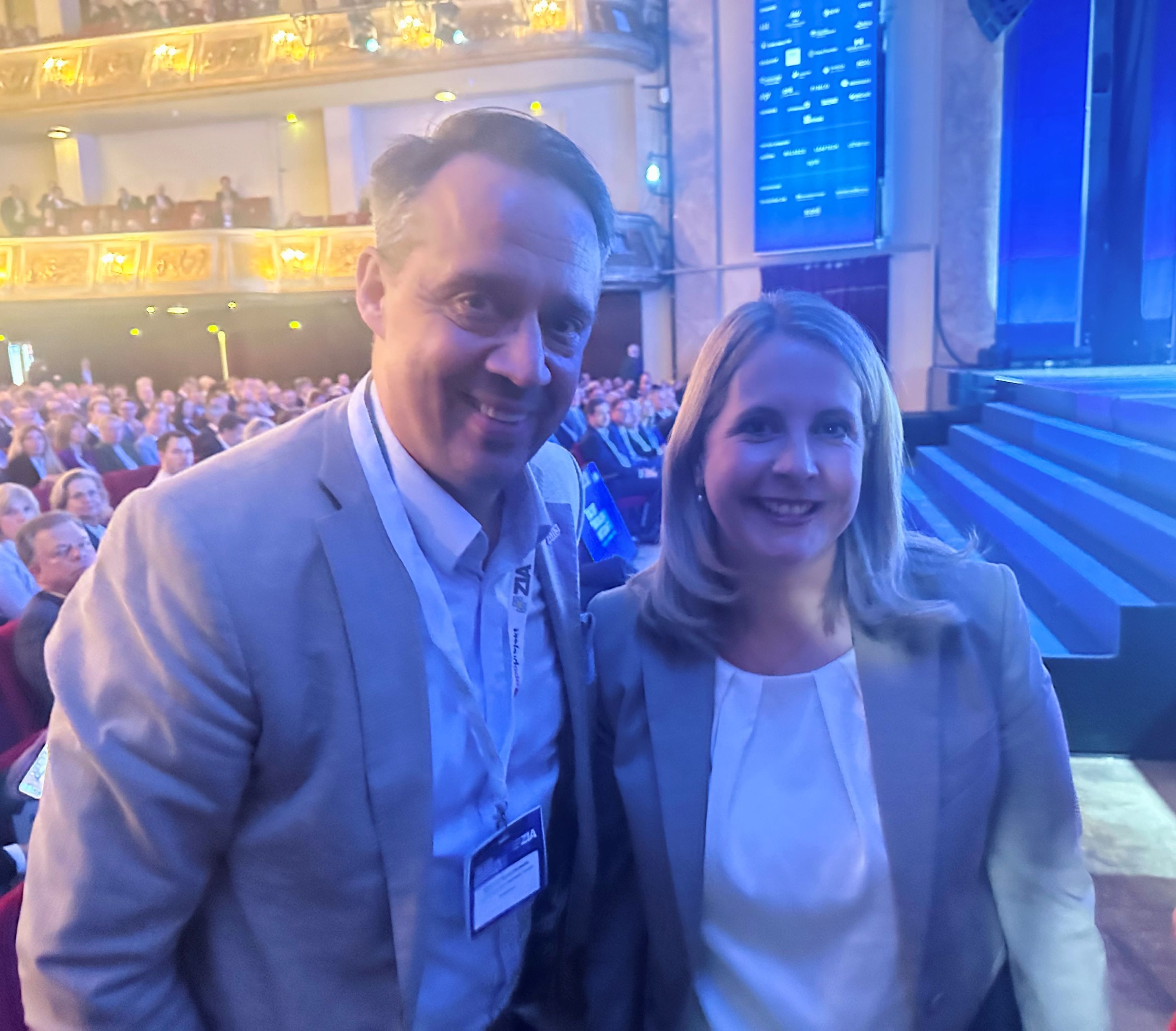 Wulf von Borzyskowski, CEO All3 Construction Germany mit der Bundesbauministerin Verena Hubertz | BERLINboxx